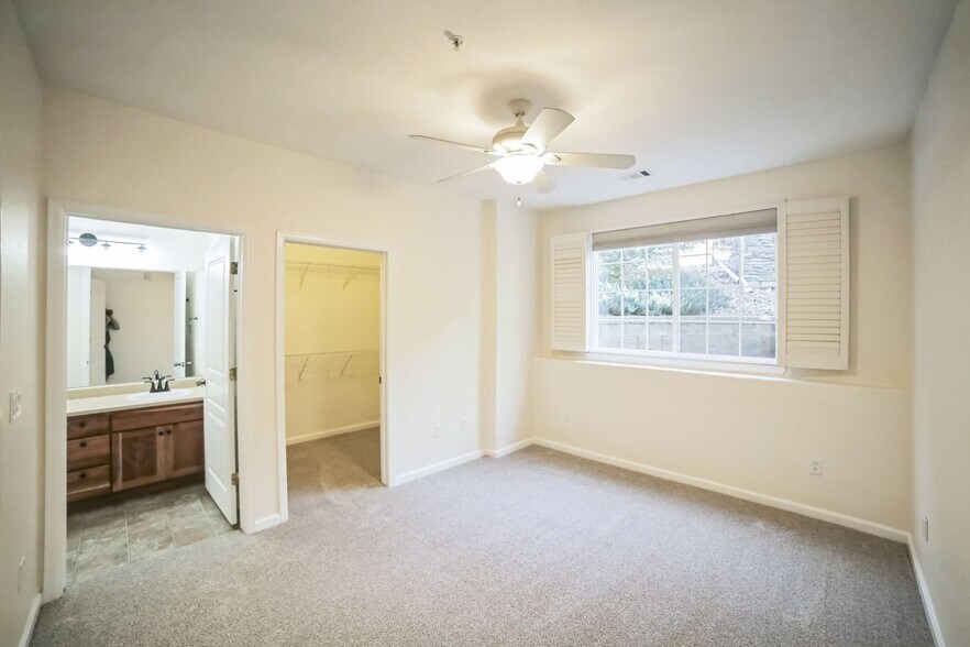 Building Photo - 8035 Lee Dr