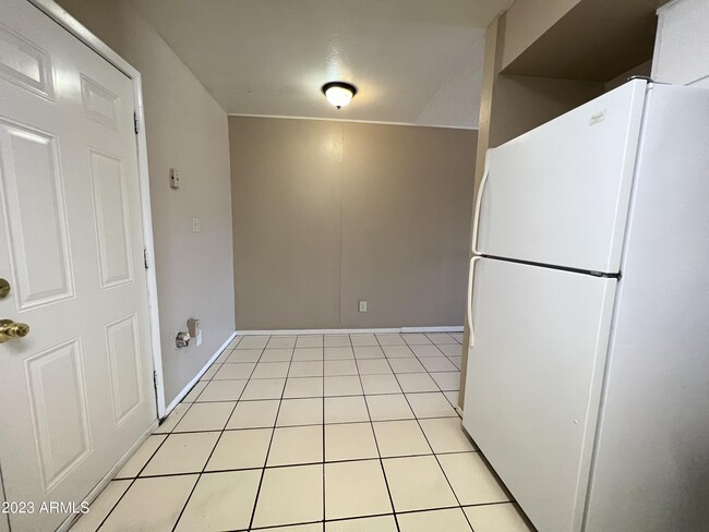 Building Photo - 26 W 6th Pl