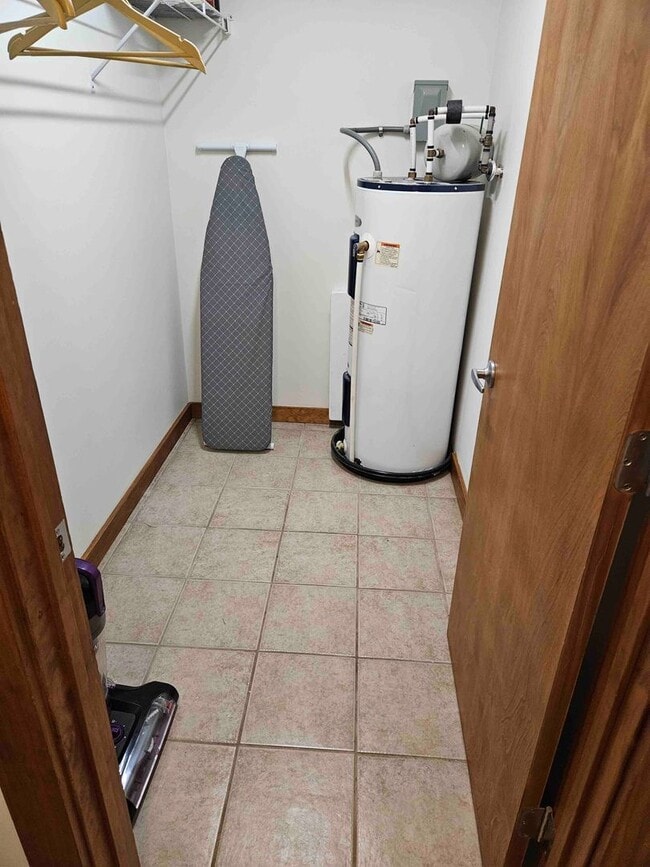 Building Photo - Fully Furnished, Beautiful Decor - 3BR / 1BA