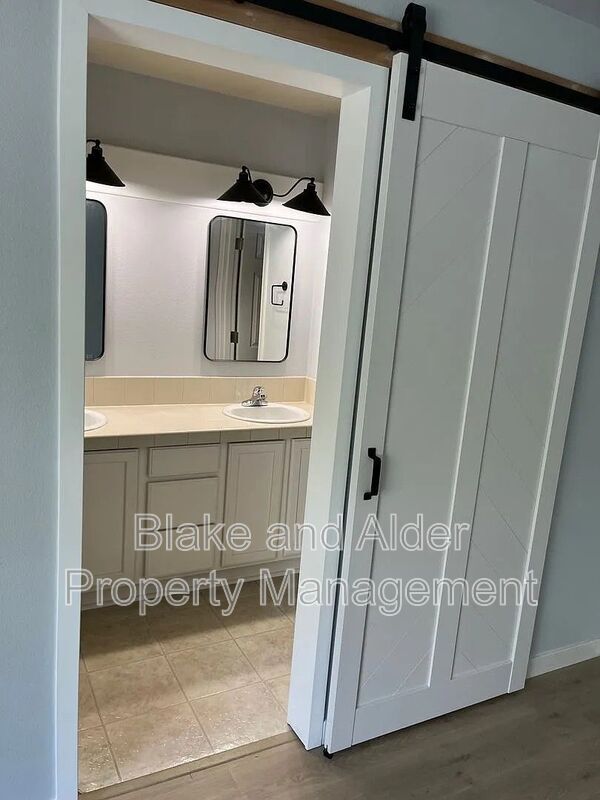 Building Photo - 3624 E Oak Grv St