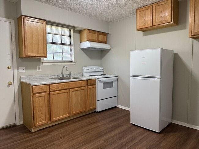 Building Photo - Just renovated!! Inglewood 1 bedroom duplex by park!! Pets okay!