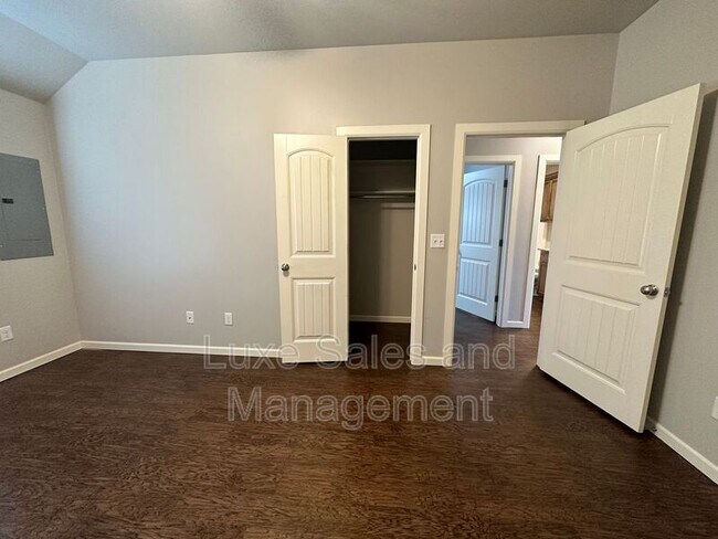 Building Photo - 4600 Loch Ln