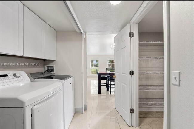 Building Photo - 6057 Ridge Lake Cir