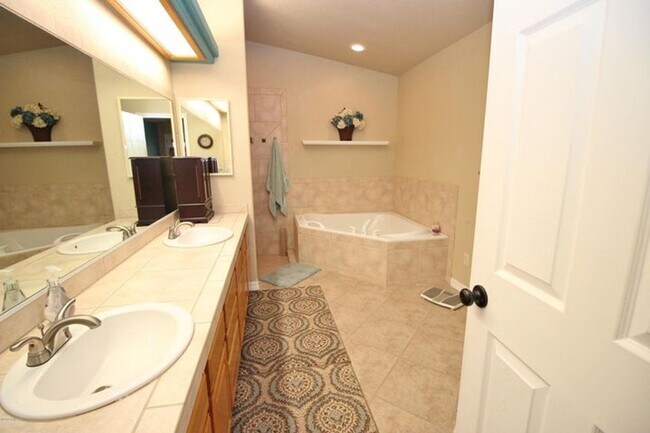 Building Photo - Furnished 3 Bedroom - 2 Bath Pool Home