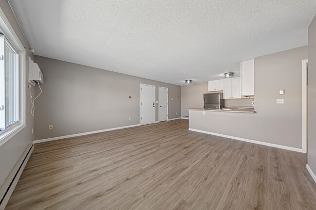 Building Photo - 1402 Division St W