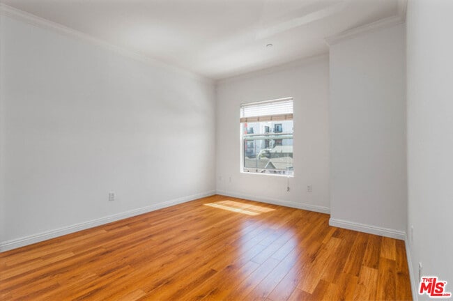 Building Photo - 1025 Dewey Ave