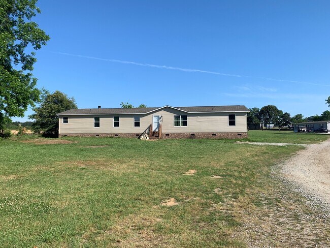 Building Photo - Large Four Bedroom house on nearly an acre