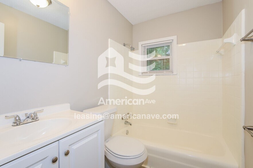 Building Photo - 743 Katherine St