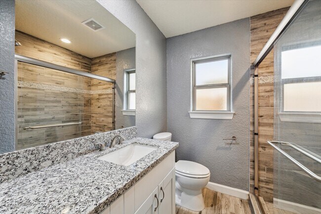 Building Photo - 714 Heisse St