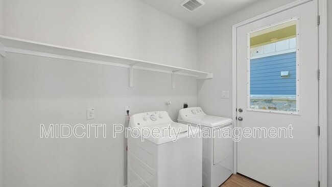 Building Photo - 2133 Hofstaat