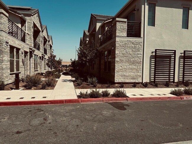 Building Photo - 413 W Mahogany Ln