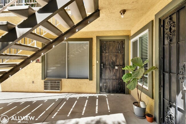 Building Photo - Golden Hill Gem: 2BR/1BA with Fireplace & ...