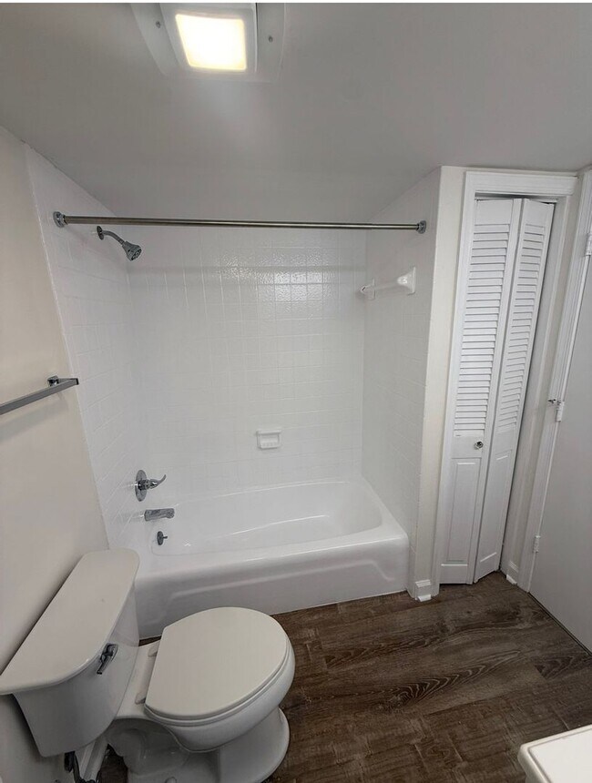 Building Photo - 1512 Benjamin Pkwy