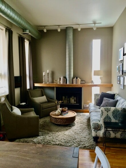 living room w fireplace - 1906 N Hermitage Ave