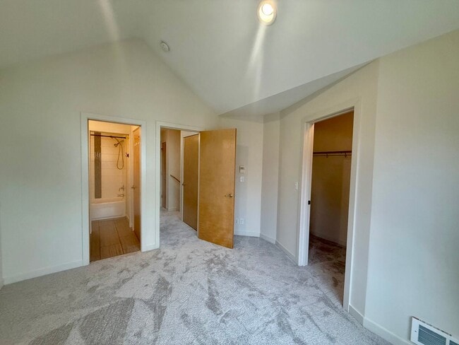 Building Photo - Columbia City Townhome