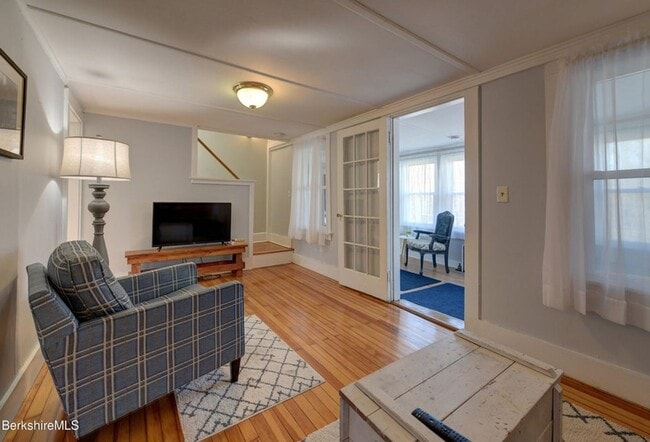 Building Photo - Centrally located 2 Bedroom, 2 Bathroom ho...