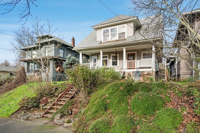 Building Photo - Charming 1-bdrm/1-bath in 1900s Victorian triplex—Prime location, shared laundry & yard