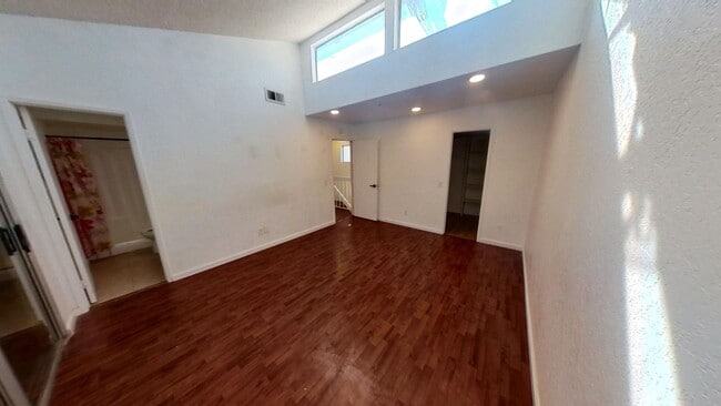 Building Photo - Charming 3 bedroom 2.5 bath Townhome in Co...