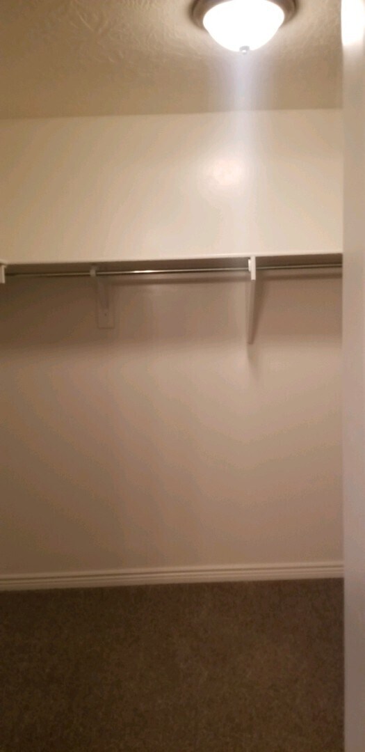 Building Photo - Town home in Little Valley Area. End Unit!!