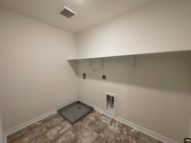 Building Photo - 4 Bdrm Home in Legend Heights, NBTX