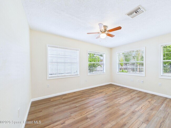 Building Photo - 1523 Breese St NE