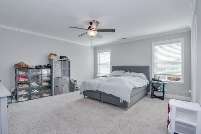 Building Photo - 4 Bedroom 2 Bathroom Two Story Home