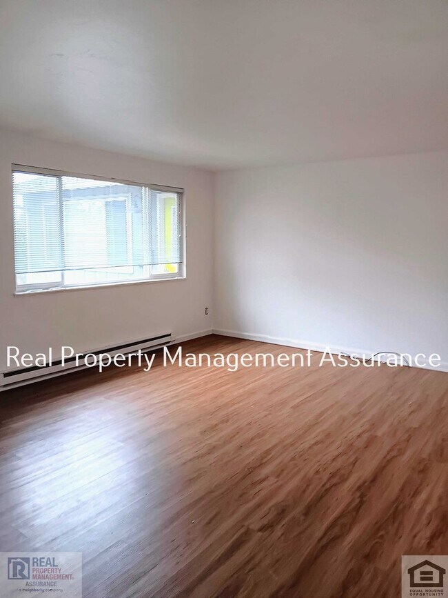 Building Photo - Charming 3BR/1.5BA Duplex Unit Now Availab...