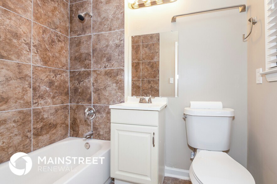 Building Photo - 2135 Pinewood Dr