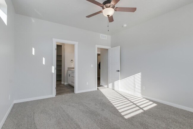 Building Photo - Newer Construction with High End Finishes _ Large 3 Car Garage!!