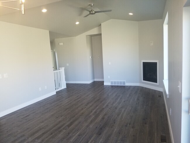 Building Photo - 3052 Golden Acres Dr