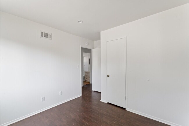 Building Photo - "Charming 3-Bedroom Sylmar Home with Cozy Fireplace and Spacious Living - 1540 Sq Ft of Comfort!"