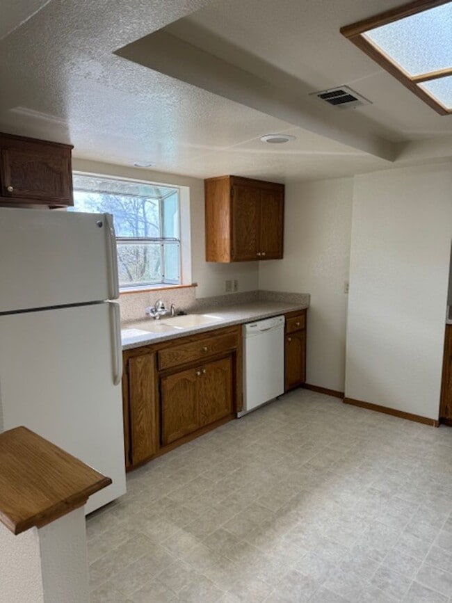 Building Photo - 3 Bedroom In Shasta View Neighborhood with Bonus room, sun room, gazebo and putting green!