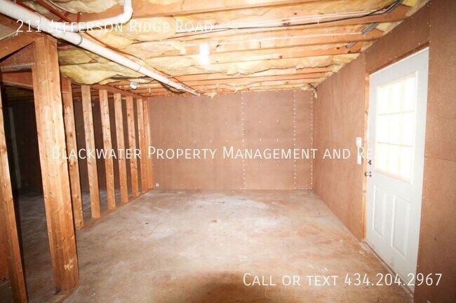 Building Photo - 211 Jefferson Ridge Rd