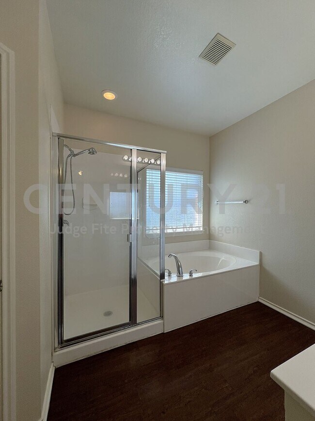 Building Photo - Updated 4/2/2 in Marine Creek Estates For ...