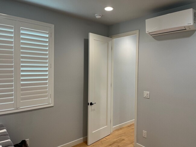 Building Photo - 3 Bedroom/ 3 Bathroom Home in Huntington B...