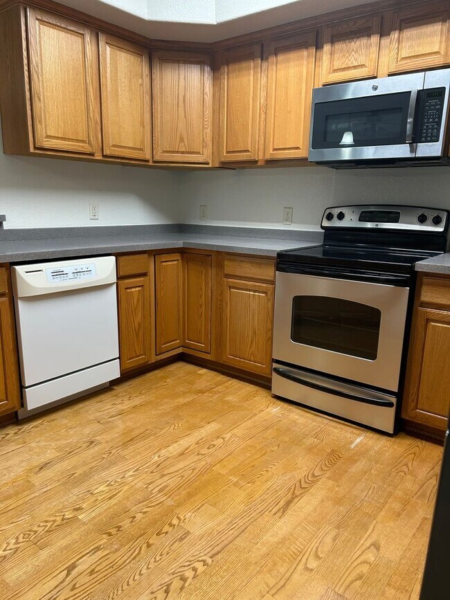 Building Photo - Charming 2 Bedroom 2 Bathroom Condominium in Mountain Shadows Area