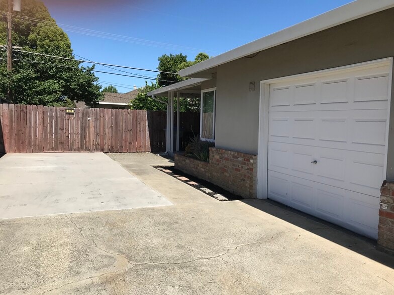 Shared driveway - 921 Sherman Oaks Dr