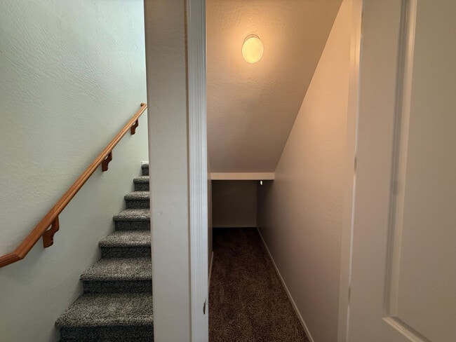 Building Photo - 906 W Glenmere Dr