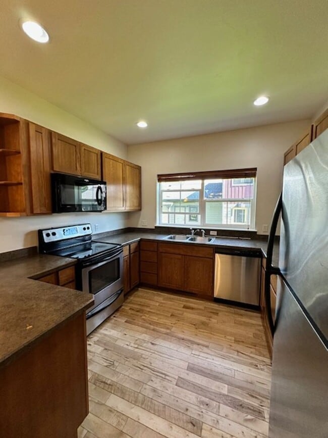 Building Photo - Beautiful 4 bedroom townhome