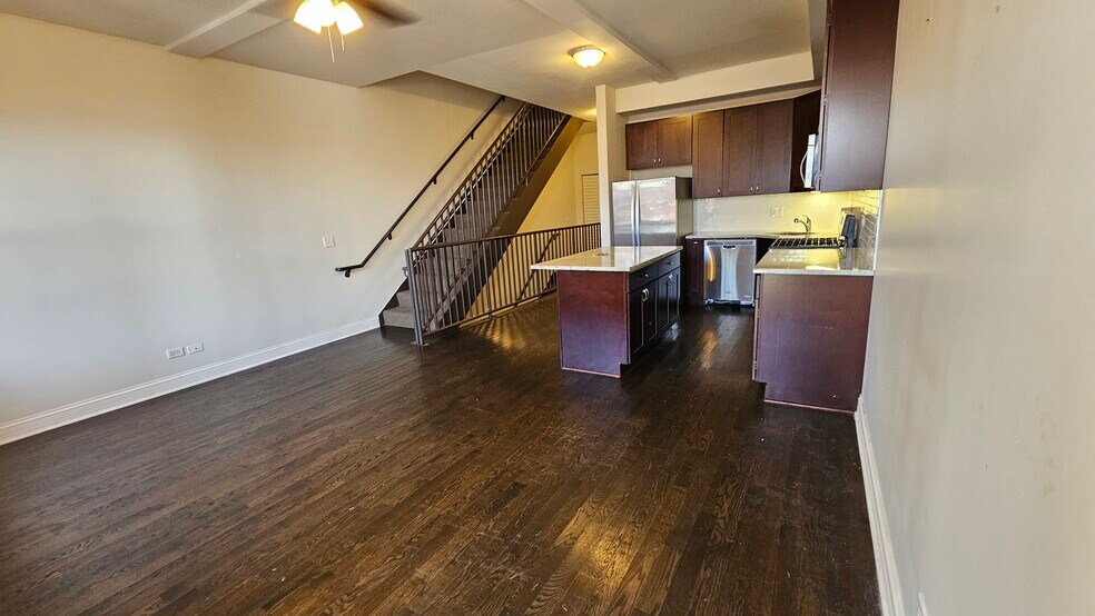 Building Photo - 939 W Armitage Ave