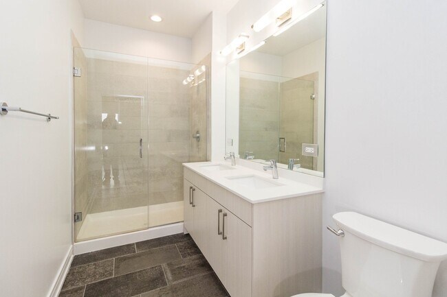 Building Photo - 1554 N Talman Ave