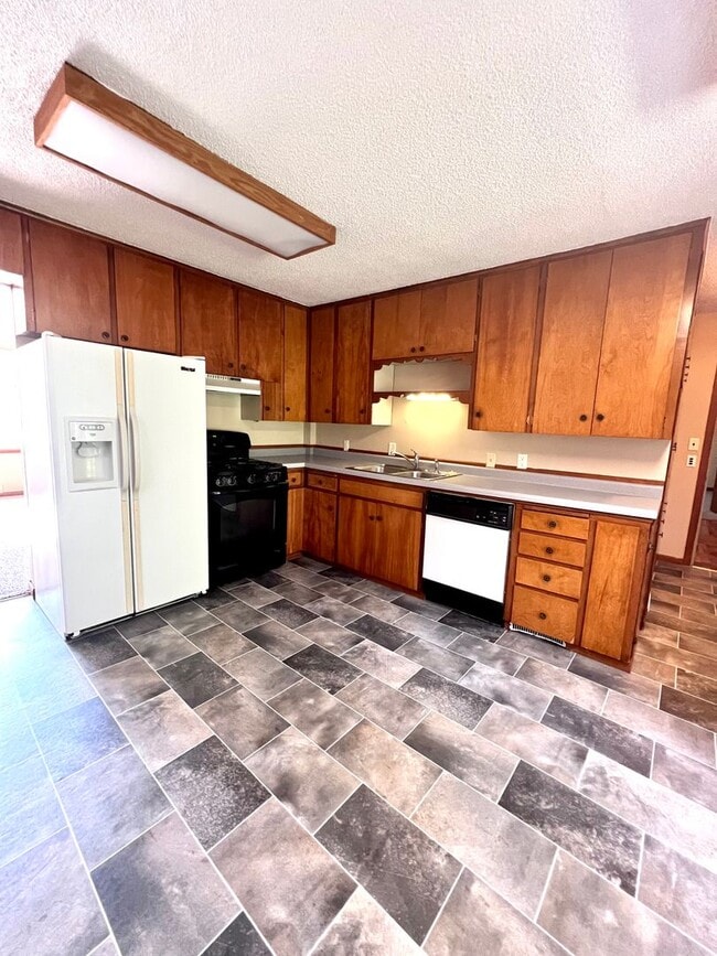 Building Photo - Beautiful 3 bed South Omaha/Hanscom Park Home COMING SOON!