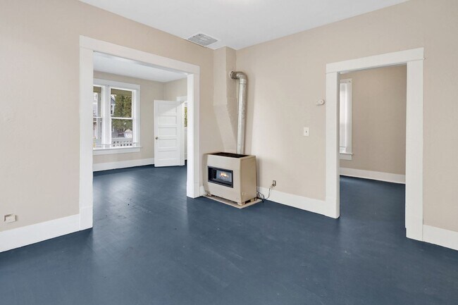 Building Photo - 4 Bedroom, 1 Bathroom Home in the York Neighborhood for Rent!