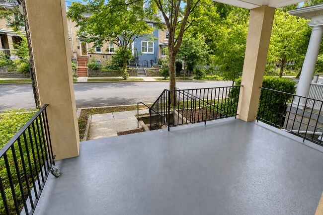 Building Photo - 727 Quebec Place NW