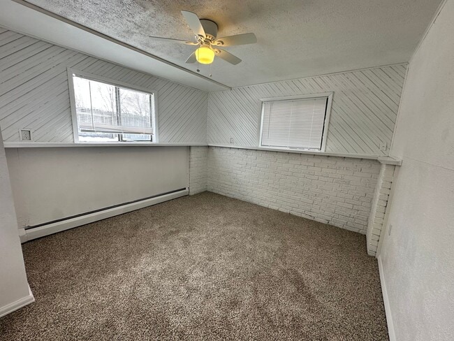 Building Photo - MOVE IN SPECIAL! Cozy 5 bedroom 2 bath Home - Erie