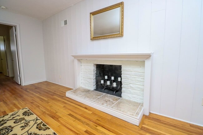 Building Photo - Immaculate Centrally located home!