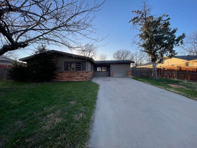 Building Photo - 3 bedroom, 3 bath