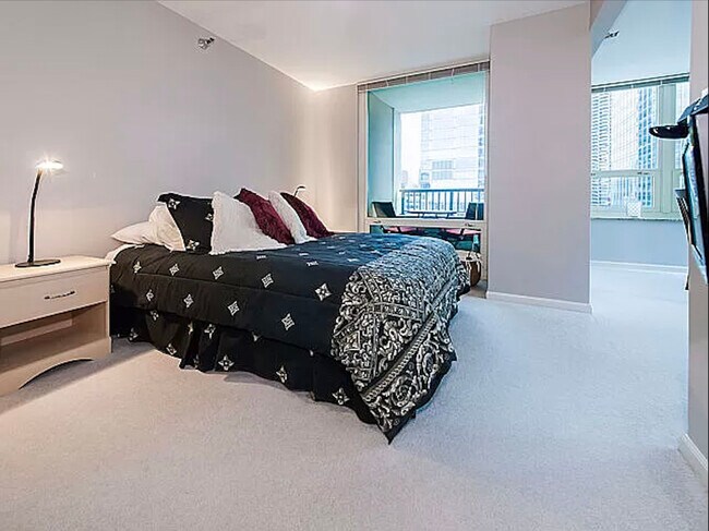 Building Photo - 345 N La Salle Dr