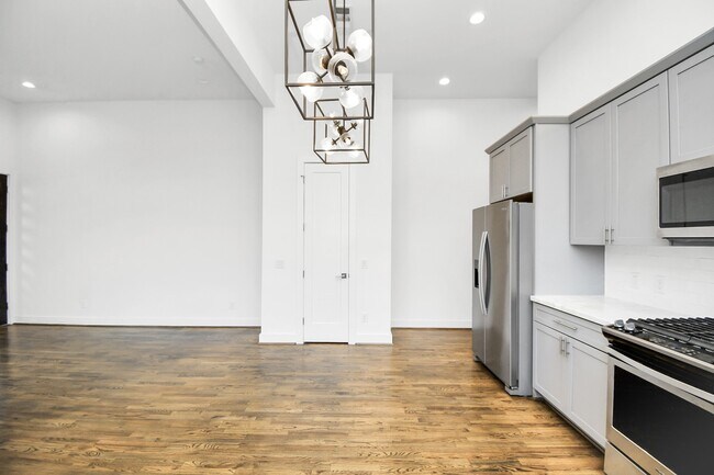 Building Photo - 732 W 22nd St