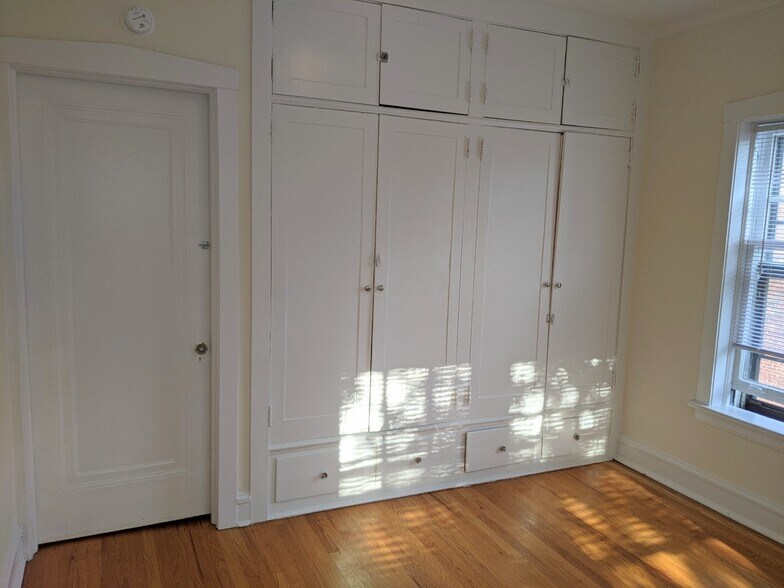 Building Photo - 731 Hinman Ave